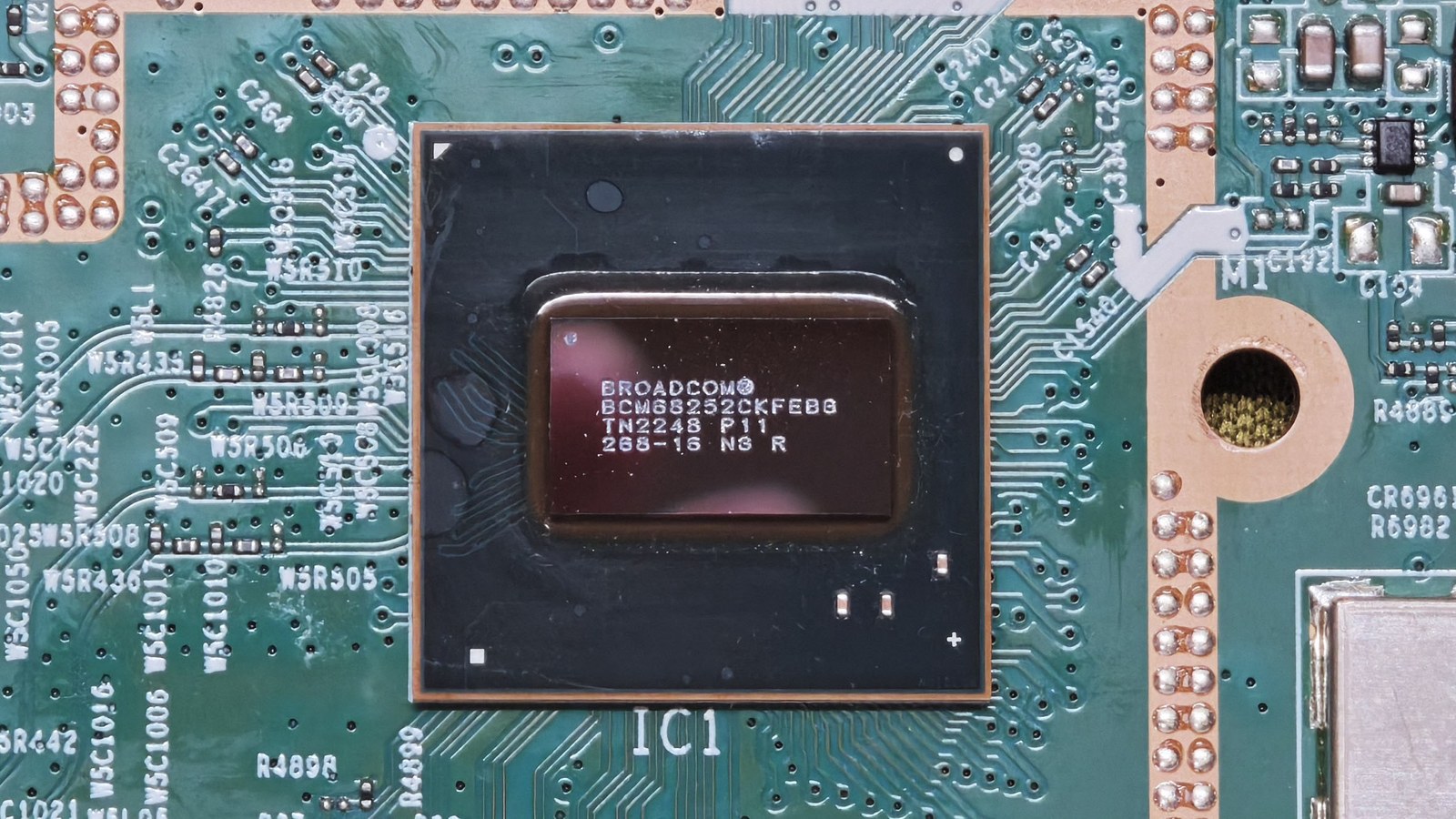 联通 HG6371F 从光猫主控芯片特写,丝印 BROADCOM BCM68252CKFEBB TN2248 P11