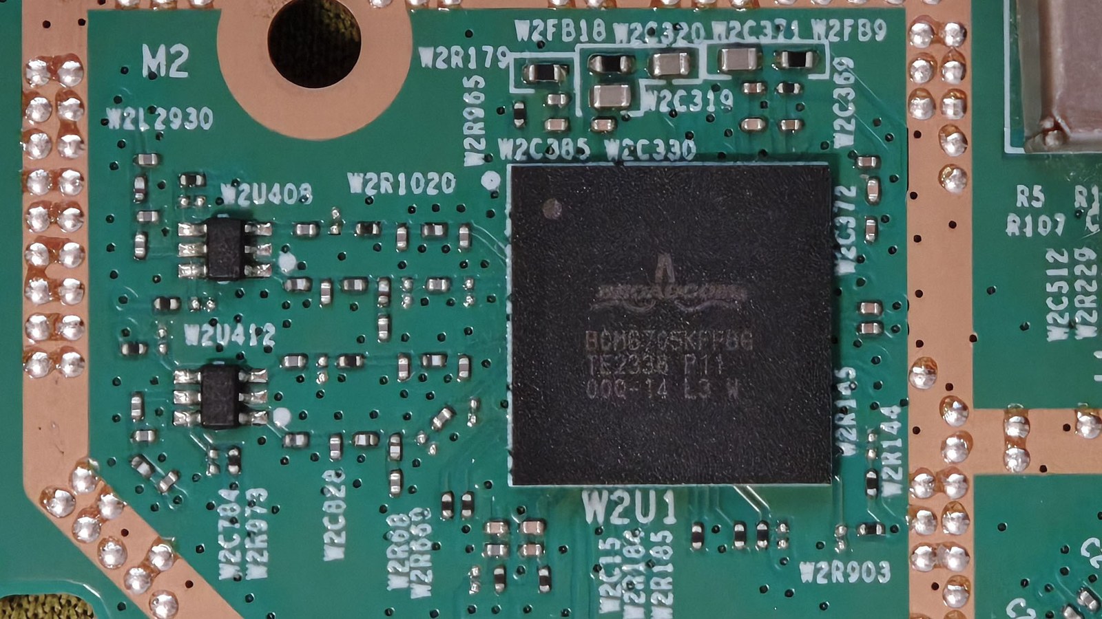 联通 HG6371F 从光猫 2.4G 无线芯片特写,丝印 BROADCOM BCM6705KFPBG TE2338 P11