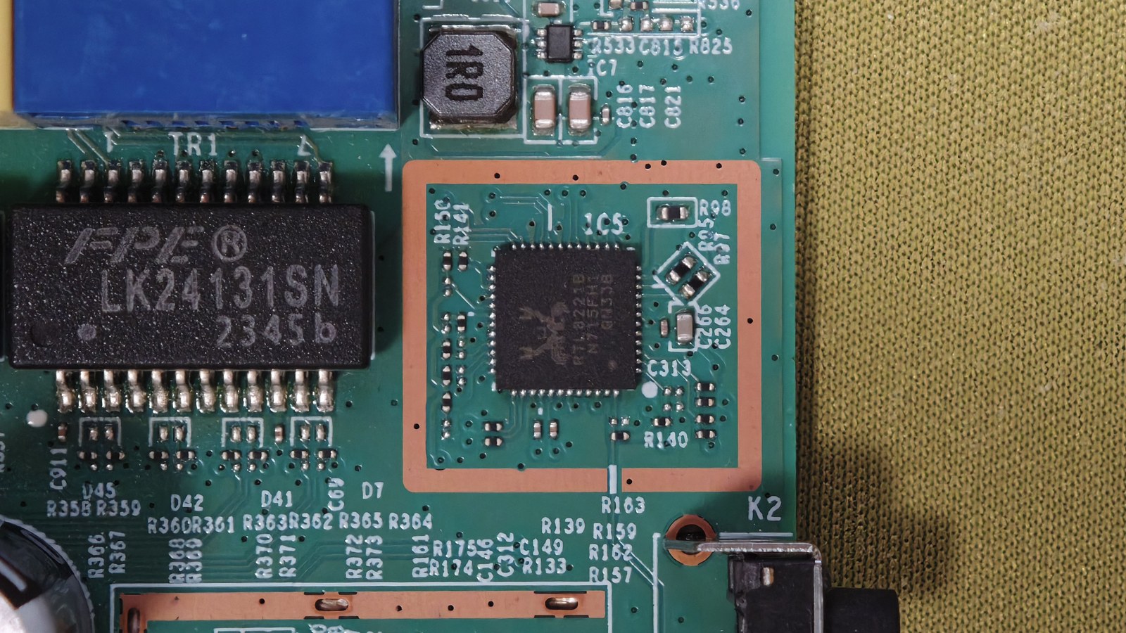 联通 HG6371F 从光猫 2.5G PHY 芯片与网络隔离变压器特写,芯片上可见 Realtek 标识