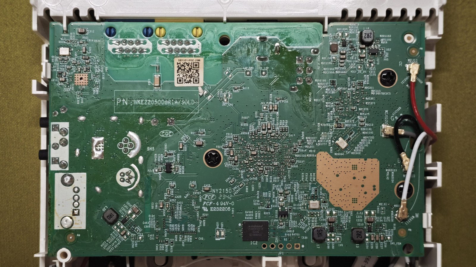联通 HG6371F 从光猫主板背面全貌,板号丝印与天线馈线走线