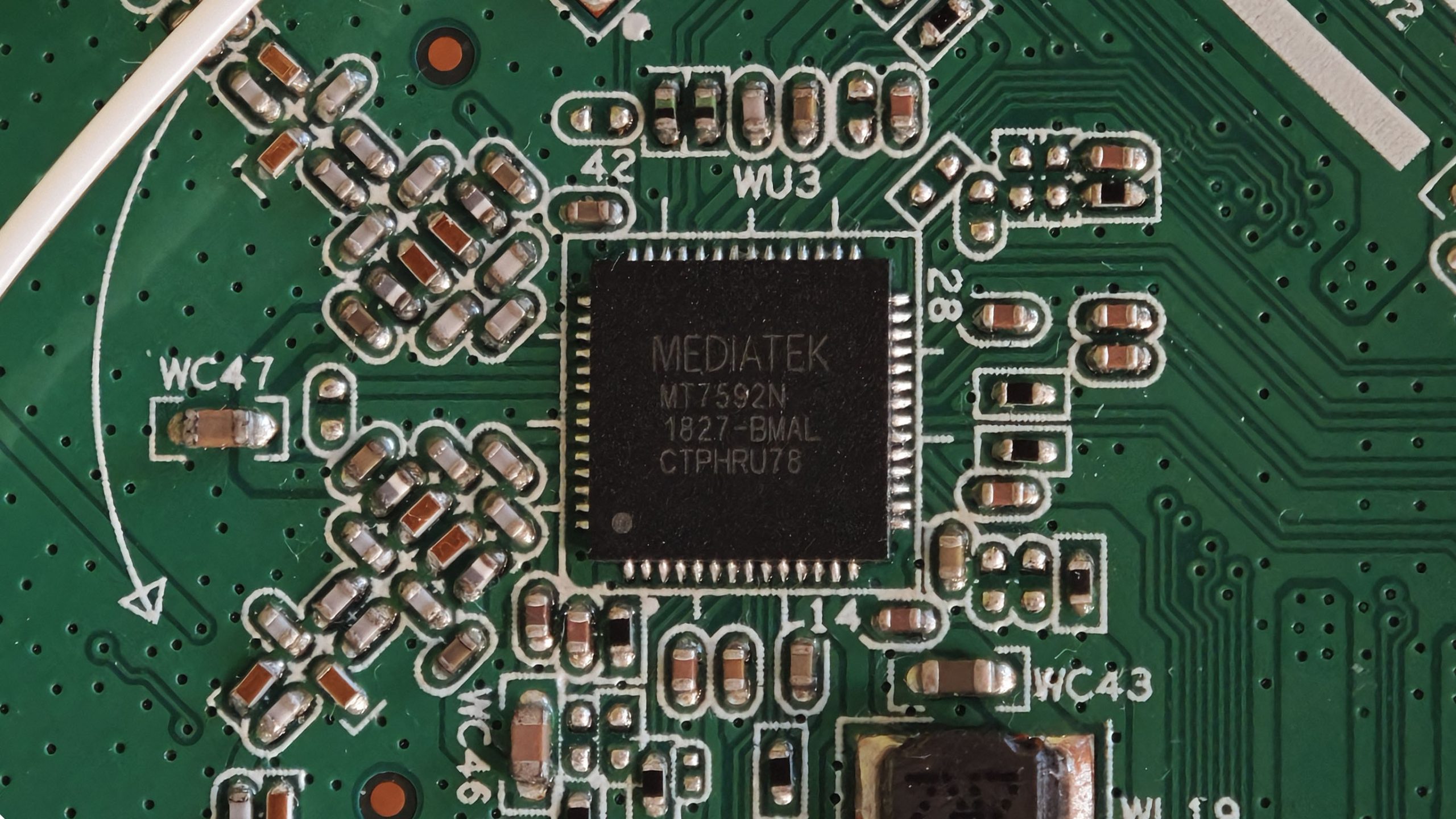 G-140W-MD 无线芯片特写:MEDIATEK MT7592N,位号 WU3,周边是射频匹配元件