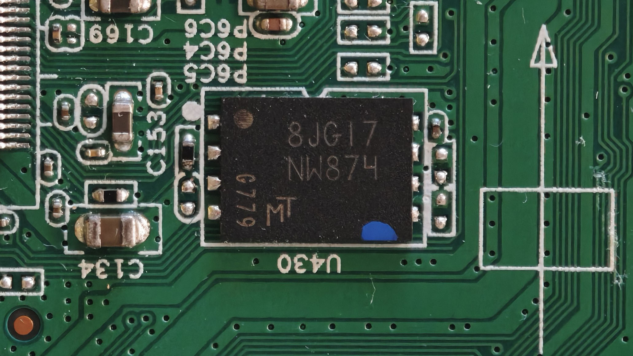 G-140W-MD 板载 SPI NAND 闪存芯片特写:Micron 8 脚封装颗粒