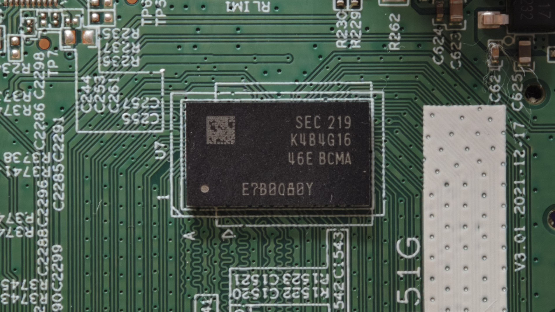 内存芯片丝印:SEC K4B4G16 4E6 BCMA,三星 4Gbit DDR3 颗粒