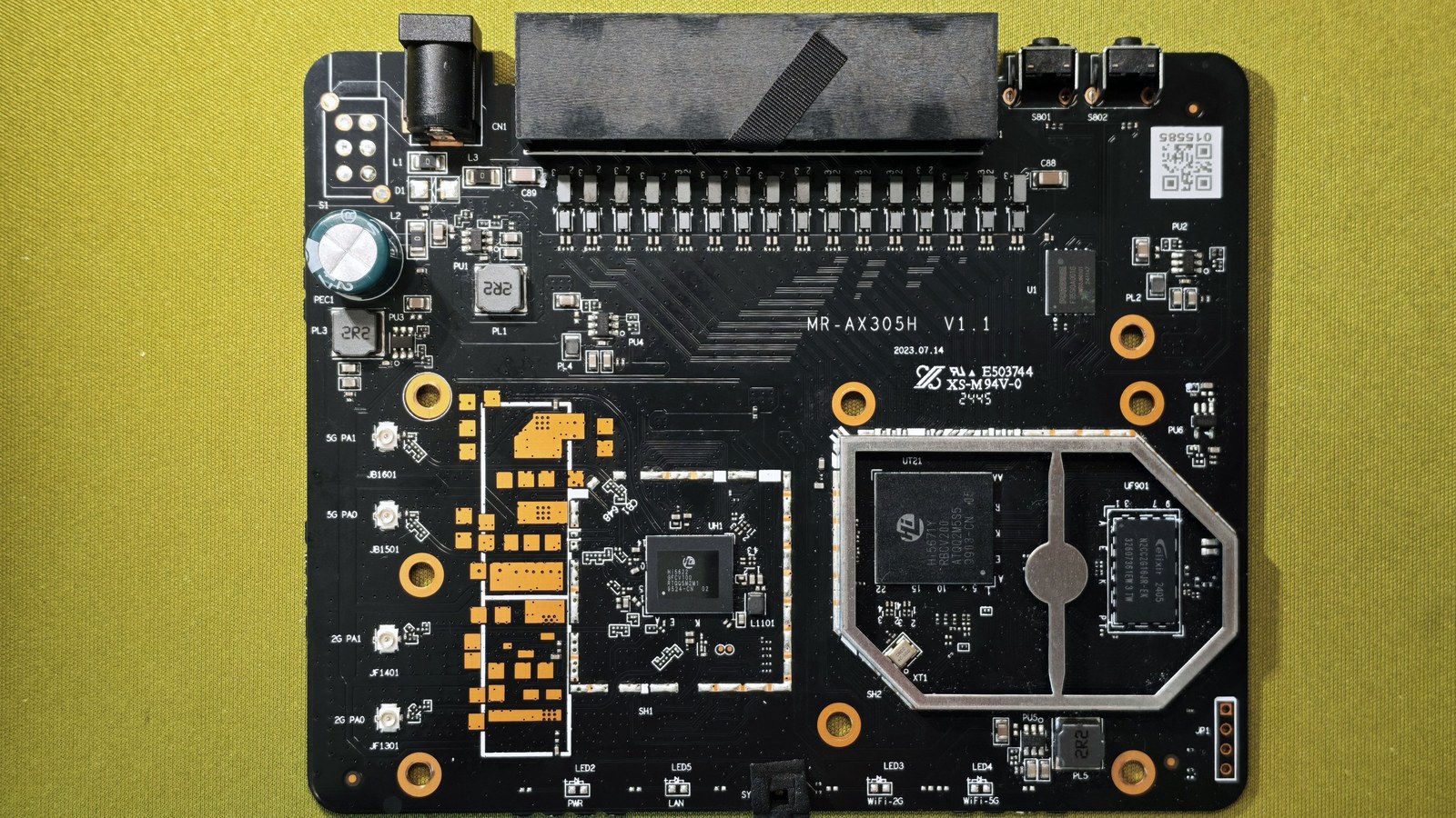 T36 Max 主板正面全貌,板号 MR-AX305H V1.1,右侧八边形屏蔽罩内是主控与内存,中部是射频部分的屏蔽罩
