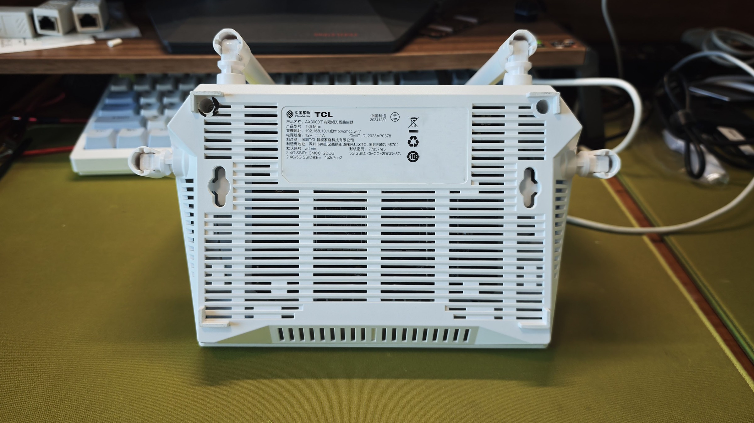 T36 Max 机身背面铭牌,标注产品名称、型号 T36 Max、管理地址、CMIIT ID 与默认账号 admin