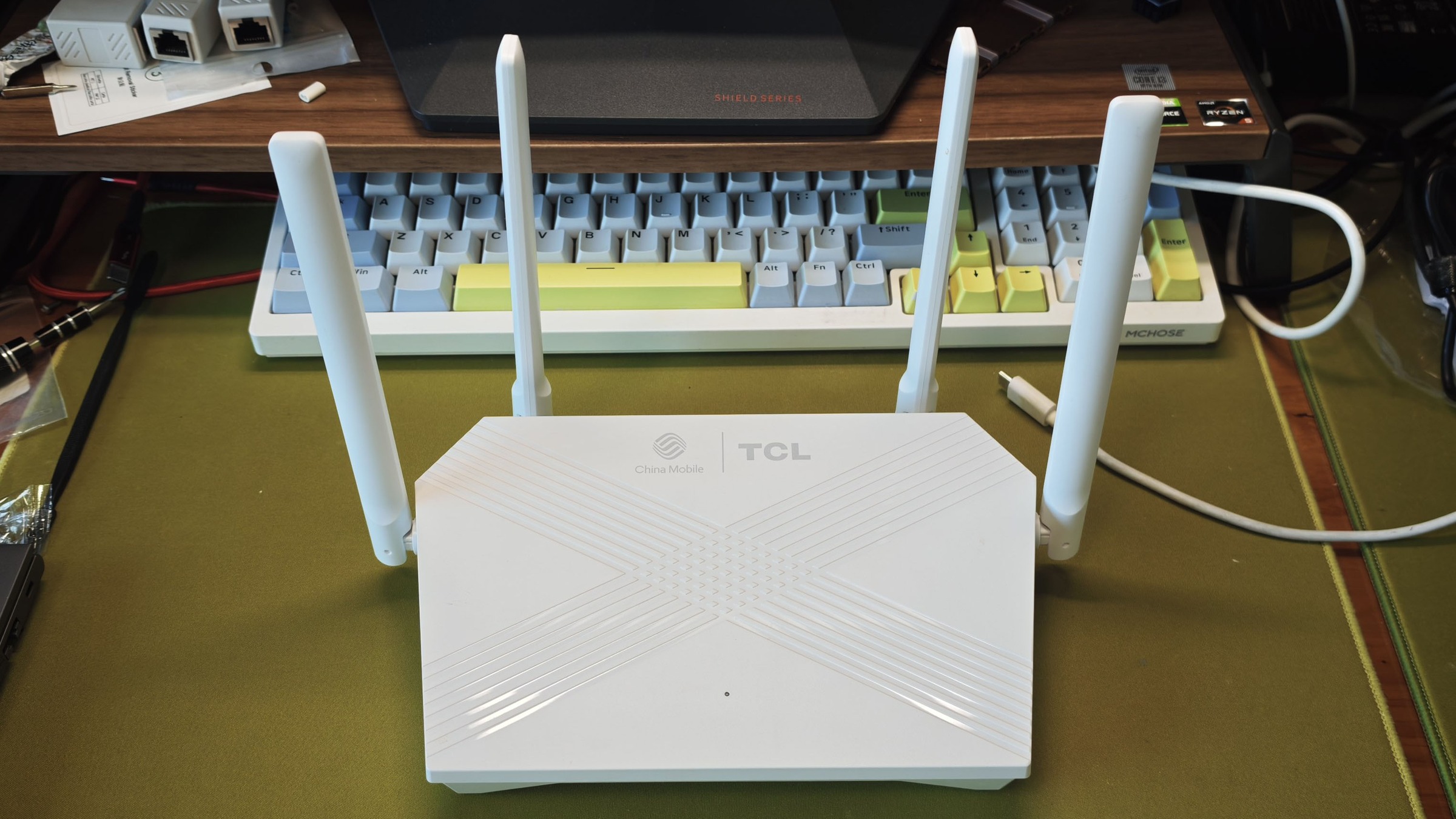 TCL T36 Max 路由器正面,白色立式机身印有中国移动与 TCL 双标,四根外置天线装在后侧