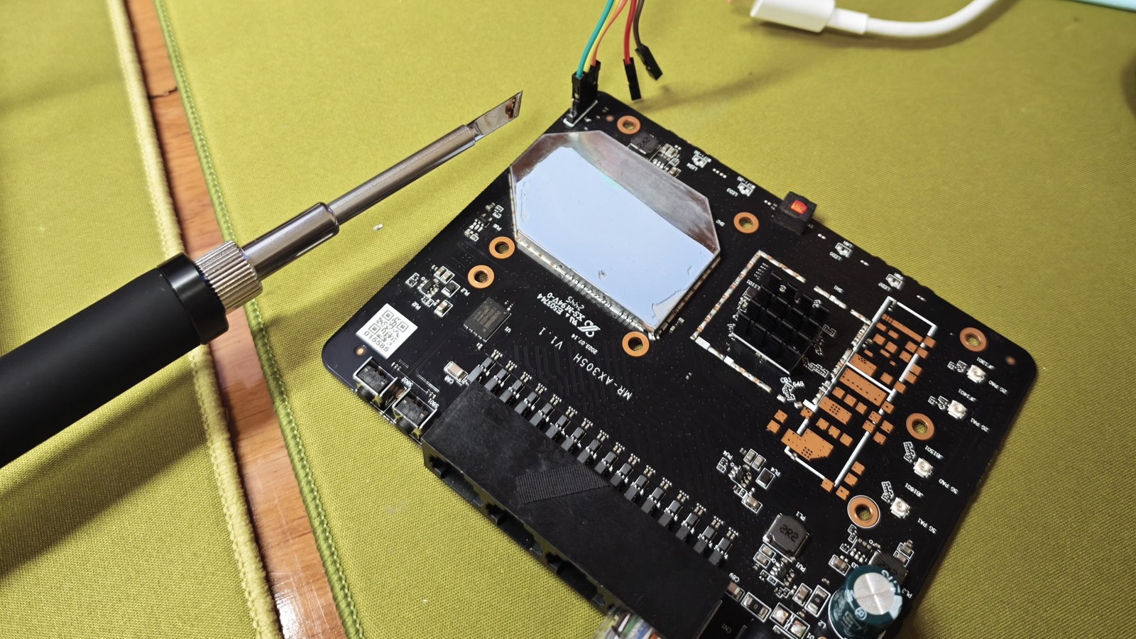 T36 Max 主板焊好四针排针并接上杜邦线,通过 CH340 转 USB 模块接到电脑读取串口启动日志