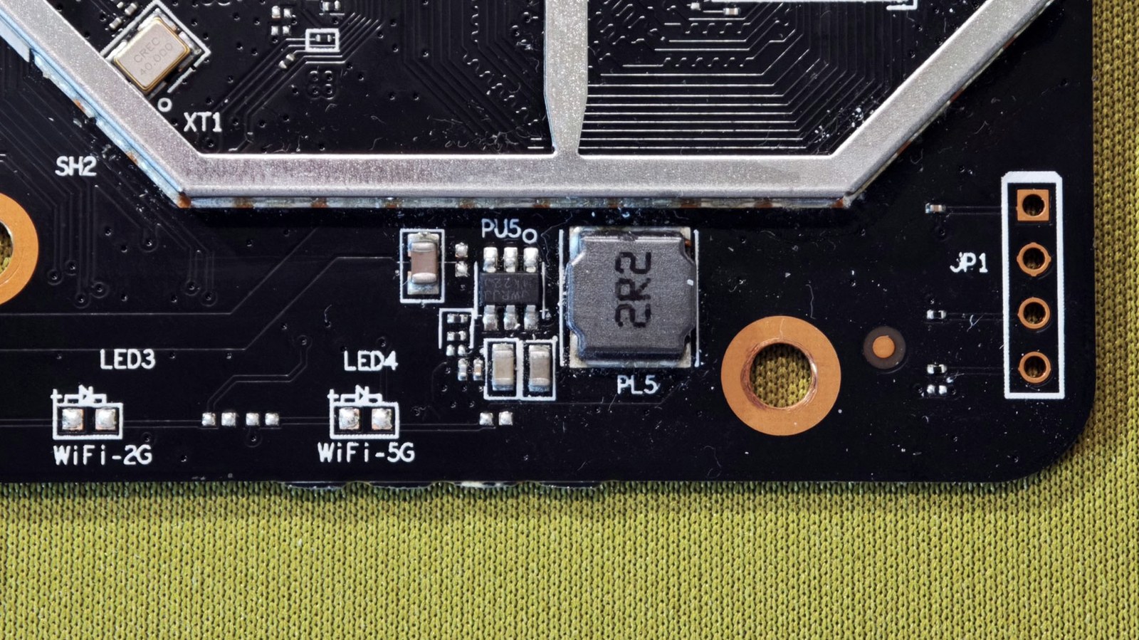 T36 Max 主板右下角的 JP1 四孔焊盘,是原厂预留的 UART 串口位,旁边是 WiFi-2G、WiFi-5G 指示灯丝印