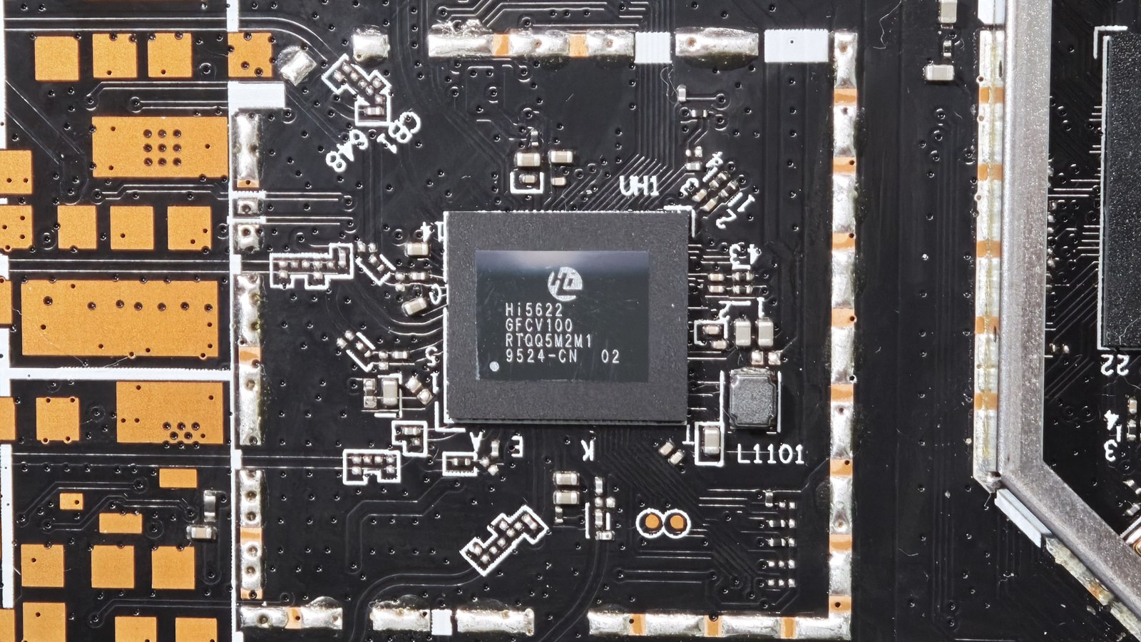 T36 Max 无线芯片特写,丝印为海思 Hi5622 GFCV100,位号 UH1,一颗芯片管 2.4G 与 5G 两路无线