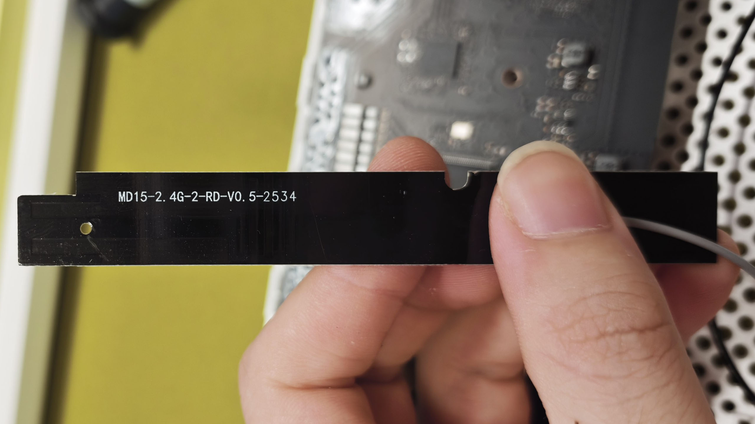 小米 BE3600 的 2.4G 天线 PCB 特写,料号丝印为 MD15-2.4G-2-RD-V0.5-2534