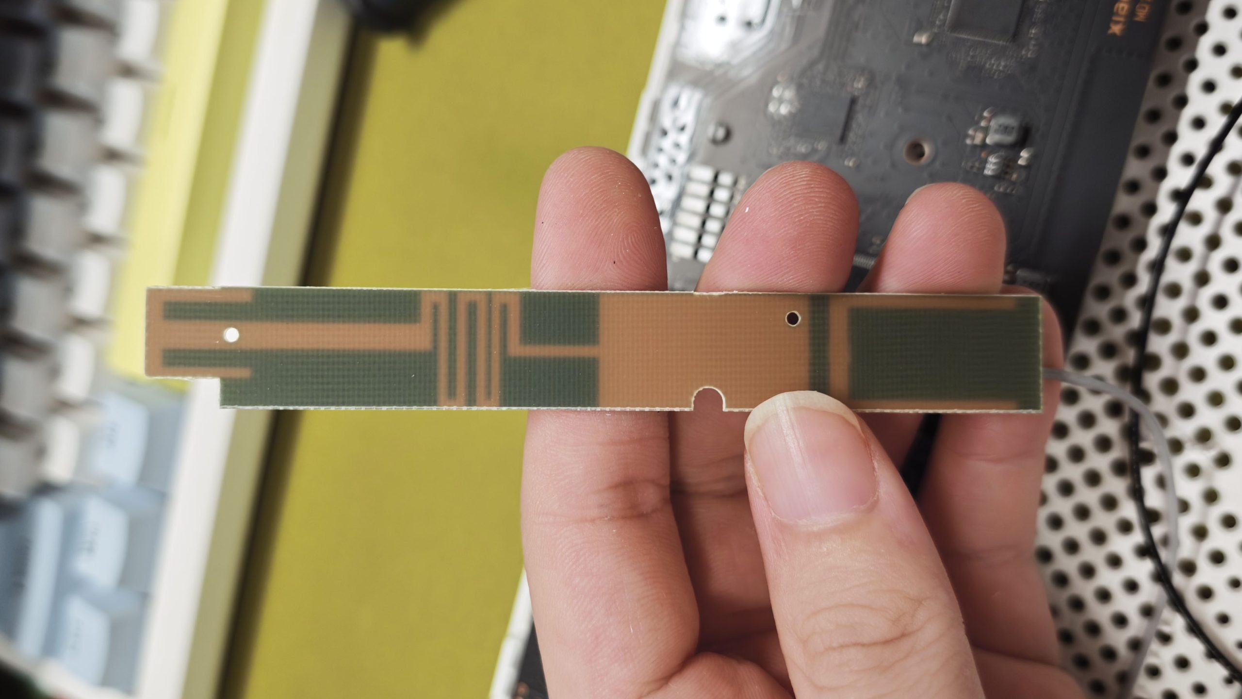 小米 BE3600 的 2.4G 天线 PCB 振子走线特写,可见折叠的曲折线结构