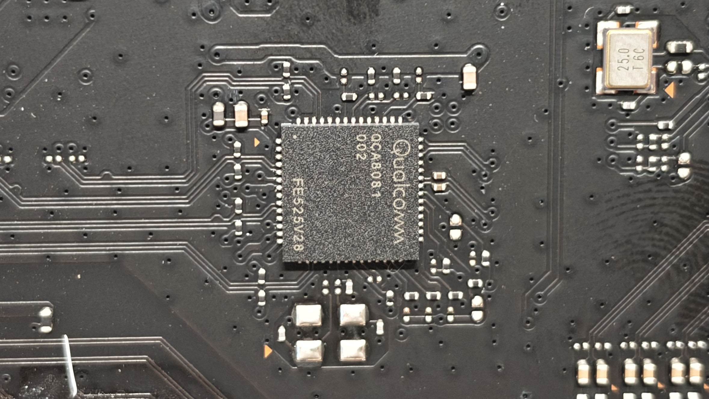 小米 BE3600 的 2.5G 网口 PHY 芯片特写,丝印为 Qualcomm QCA8081 002
