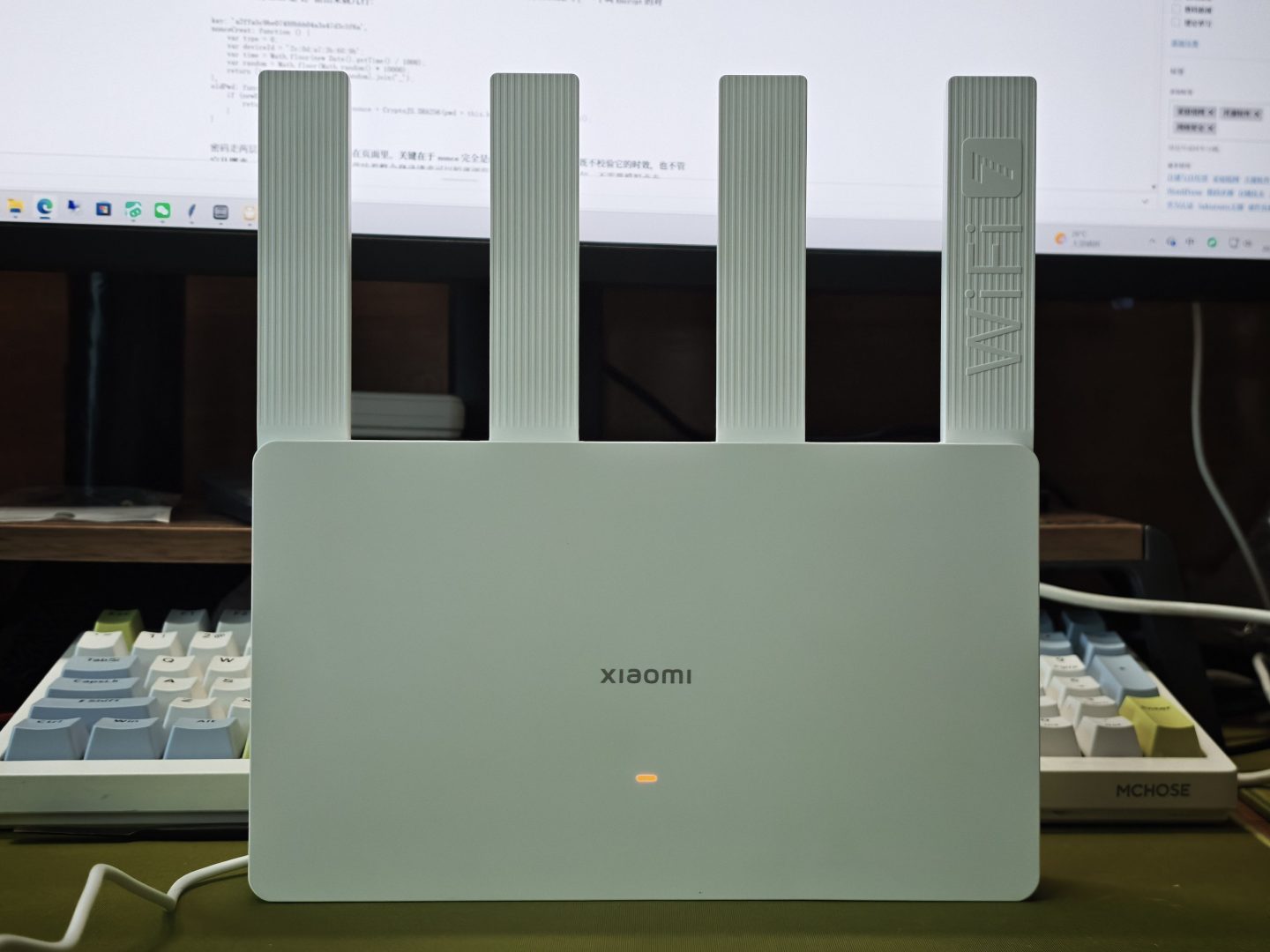 小米 BE3600 2.5G 路由器正面实拍,四根天线与正面状态指示灯