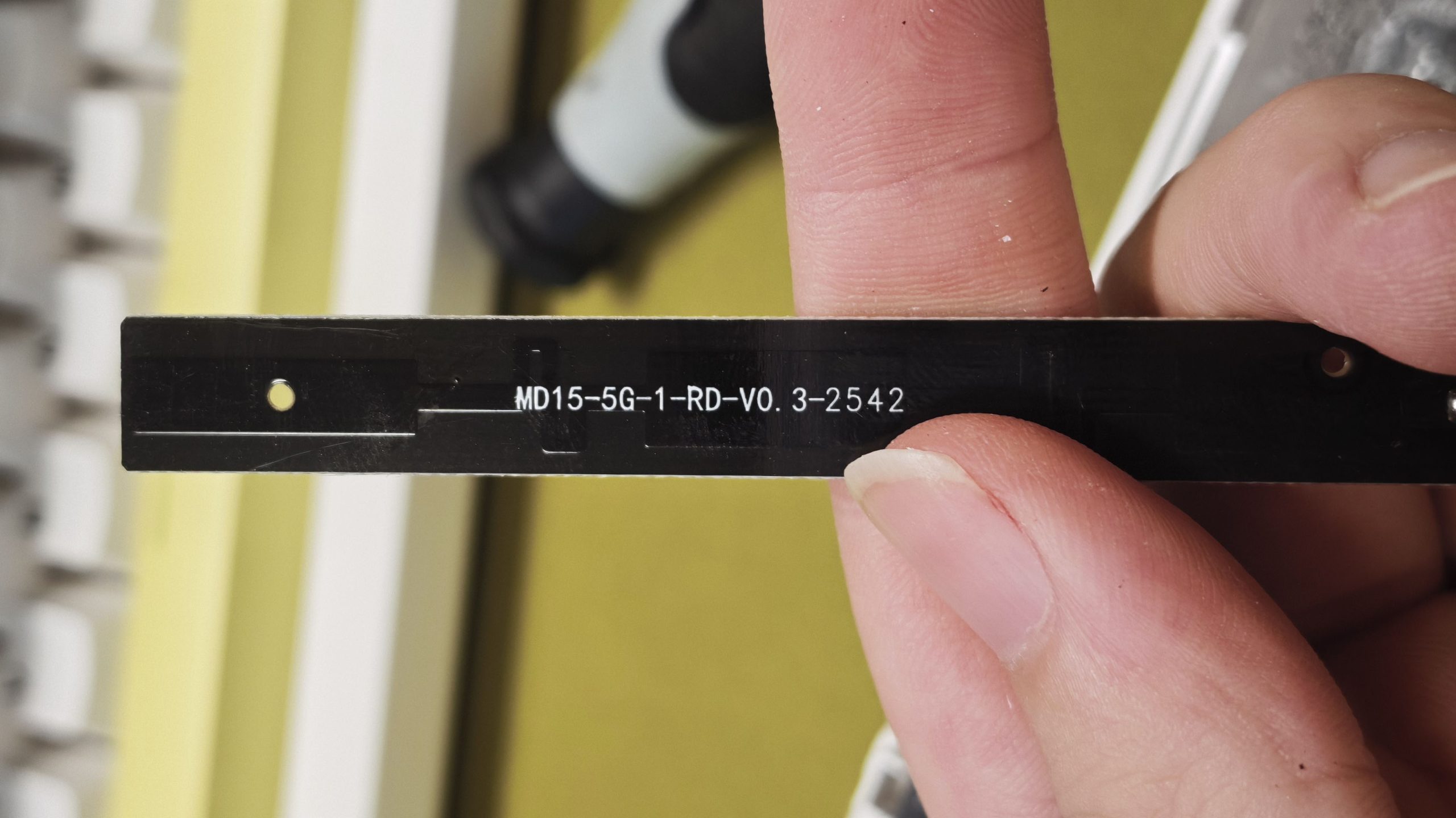 小米 BE3600 的 5G 天线 PCB 特写,料号丝印为 MD15-5G-1-RD-V0.3-2542