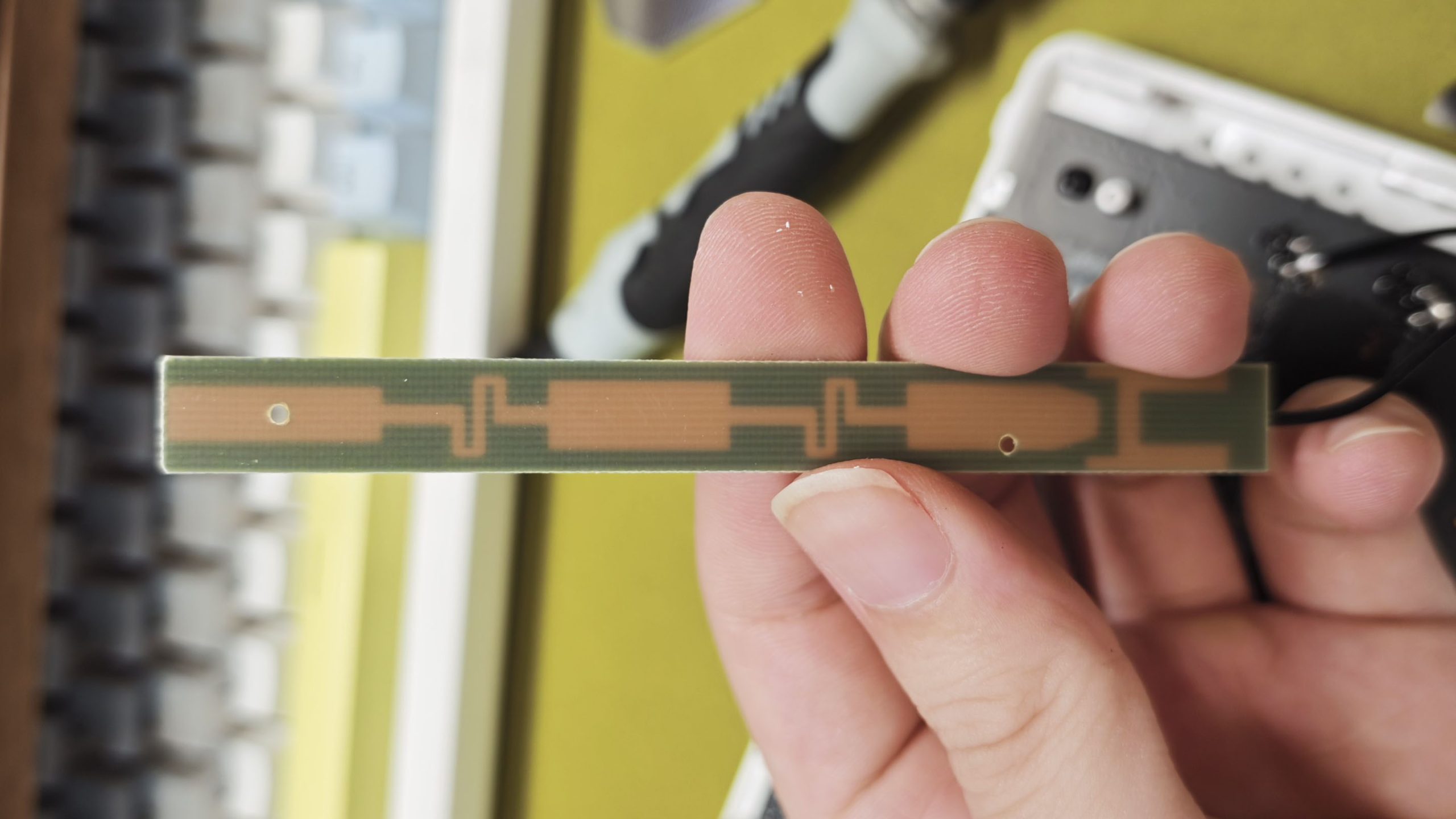 小米 BE3600 的 5G 天线 PCB 振子走线特写,馈电结构较为简单