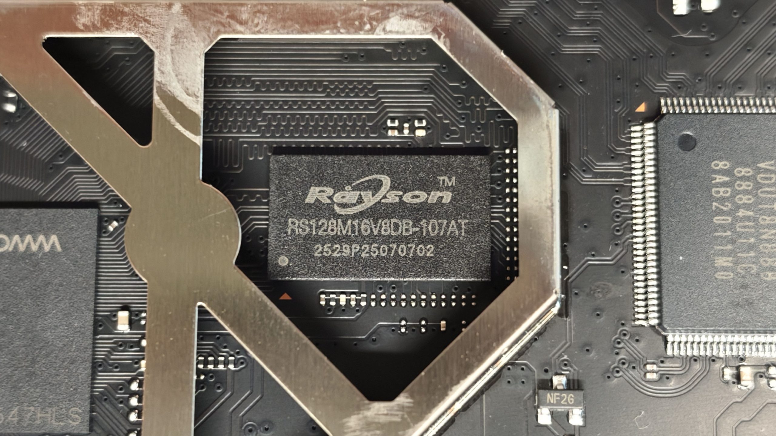 小米 BE3600 内存颗粒特写,丝印为 Rayson RS128M16V8DB-107AT,128M×16 即 256MB DDR3