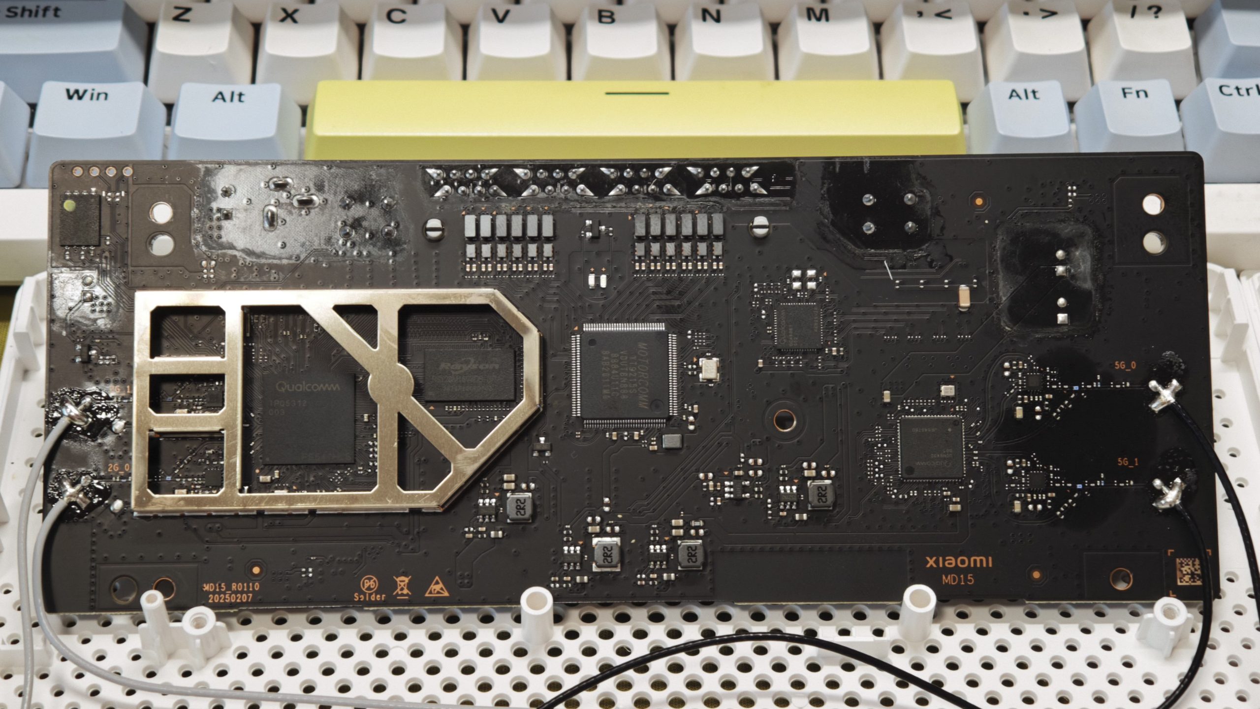 小米 BE3600 主板正面全貌,取下屏蔽罩后可见主控与内存布局,PCB 丝印为 MD15