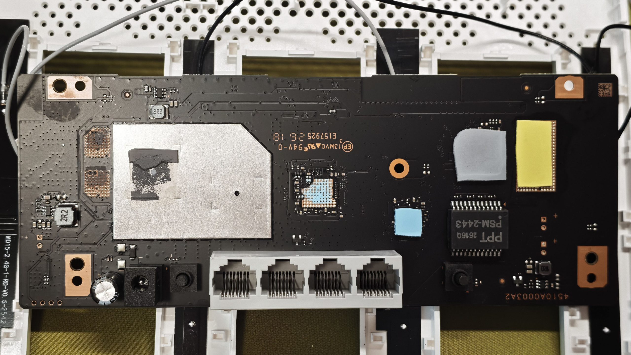 小米 BE3600 主板背面,可见四个 RJ45 网口、网络隔离变压器与 DC 电源座