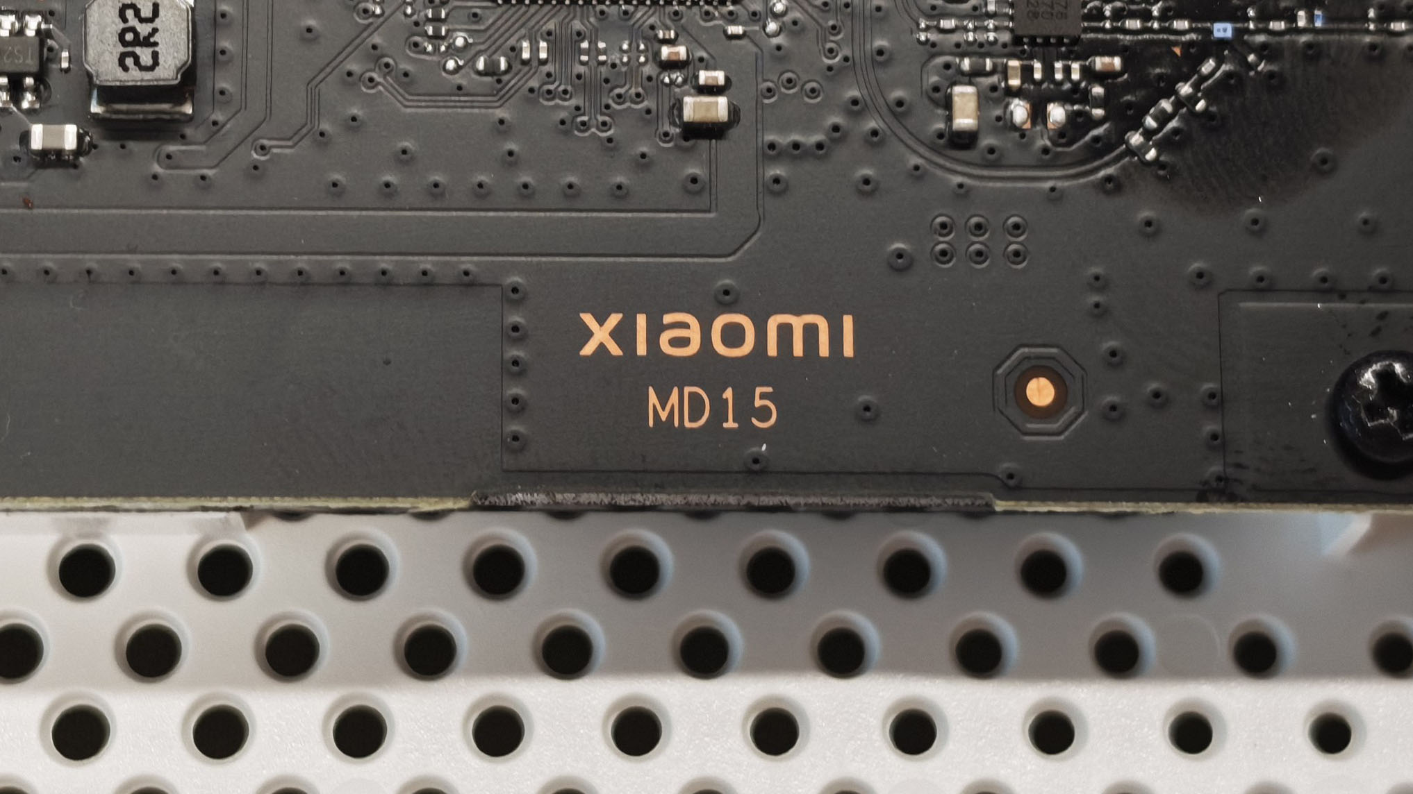 小米 BE3600 主板 PCB 上的 xiaomi 与 MD15 丝印特写