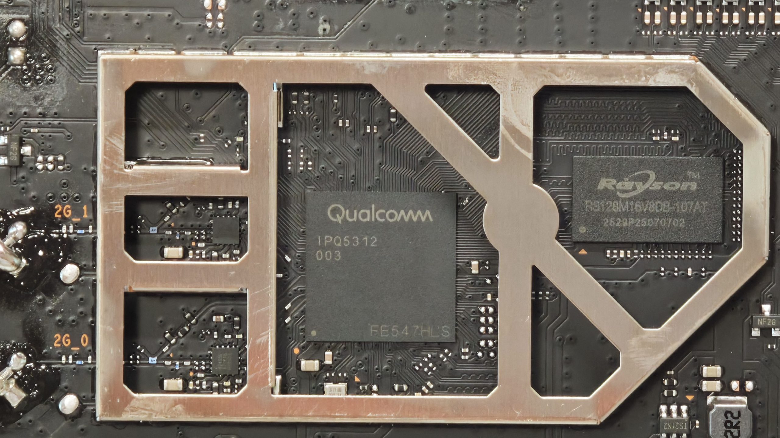 小米 BE3600 主控与内存颗粒共处同一屏蔽框内,右侧为 256MB DDR3 内存