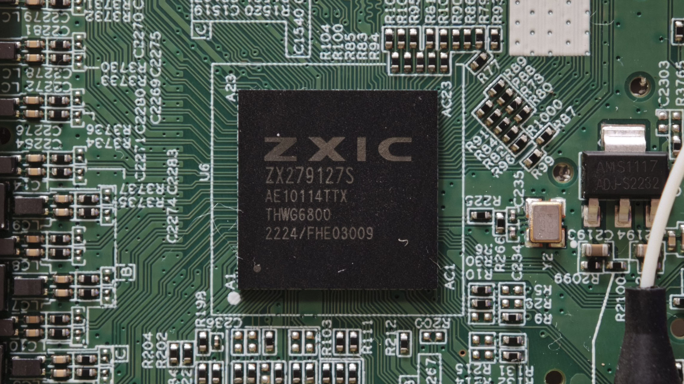 主控芯片丝印:ZXIC ZX279127S AE10114TTX THWG6800 2224/FHE03009,旁边是内存与光组件